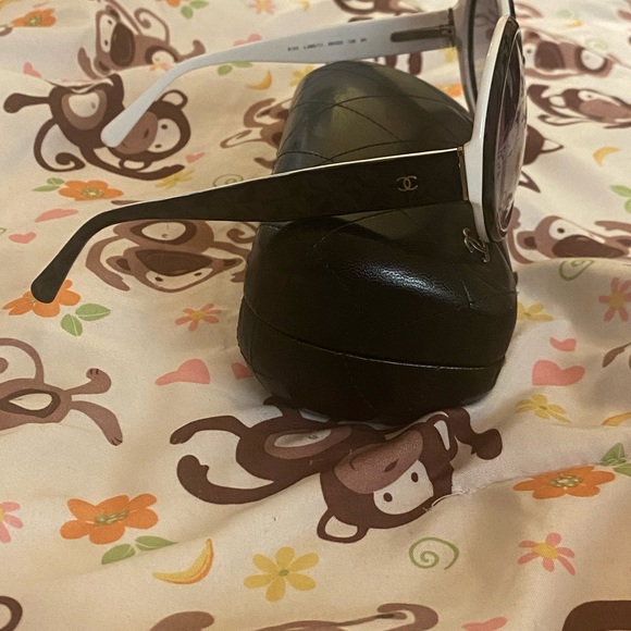 Preloved Chanel round shaped Black&White sunglasses - Picture 7 of 14